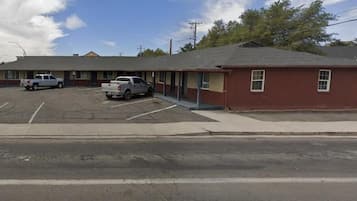 Tempat letak kenderaan sendiri percuma