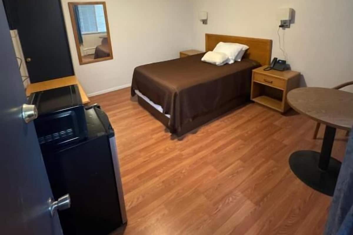 Laptop workspace, blackout curtains, iron/ironing board, free WiFi