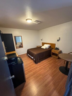 Quarto solteiro superior | Espaço de trabalho para notebook, cortinas blackout