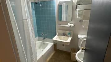 Asciugamani, sapone, shampoo, carta igienica