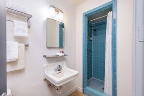 Towels, soap, shampoo, toilet paper - Travelers Motel (Elko)