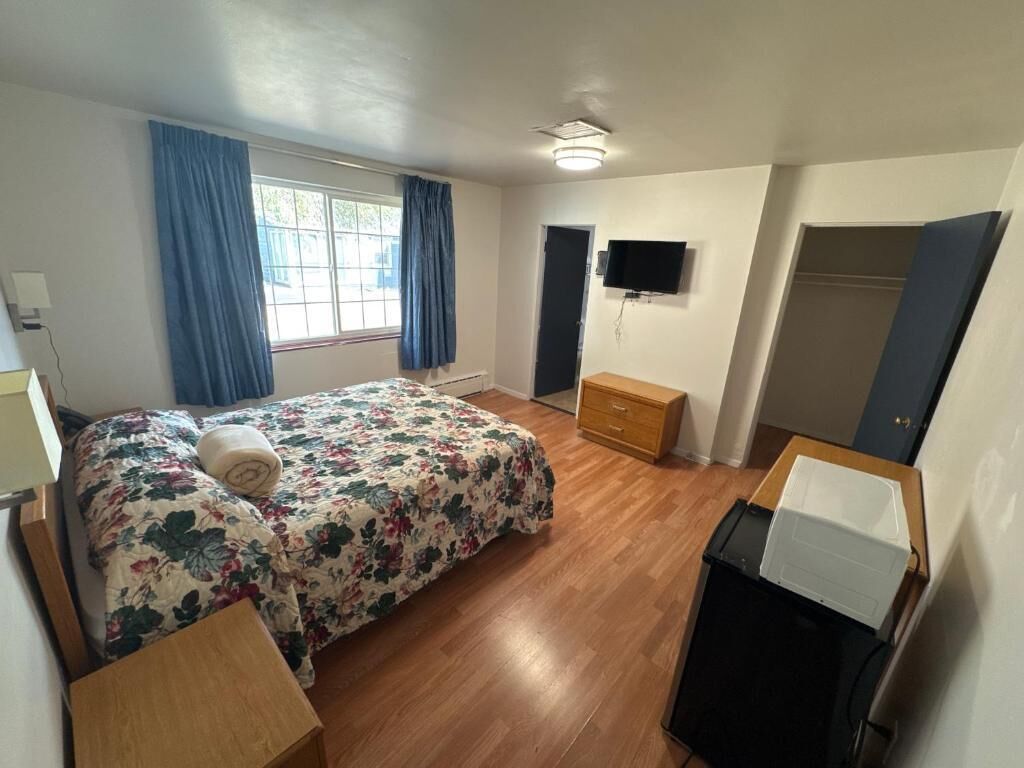 Standardenkeltværelse | Arbejdsområde til bærbare computere, mørklægningsgardiner