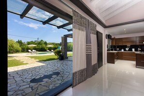 Interior - Villa Black & White  Dassia (Dassia)