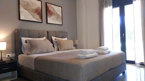 4 bedrooms, desk, iron/ironing board, travel cot - Villa Black & White  Dassia (Dassia)