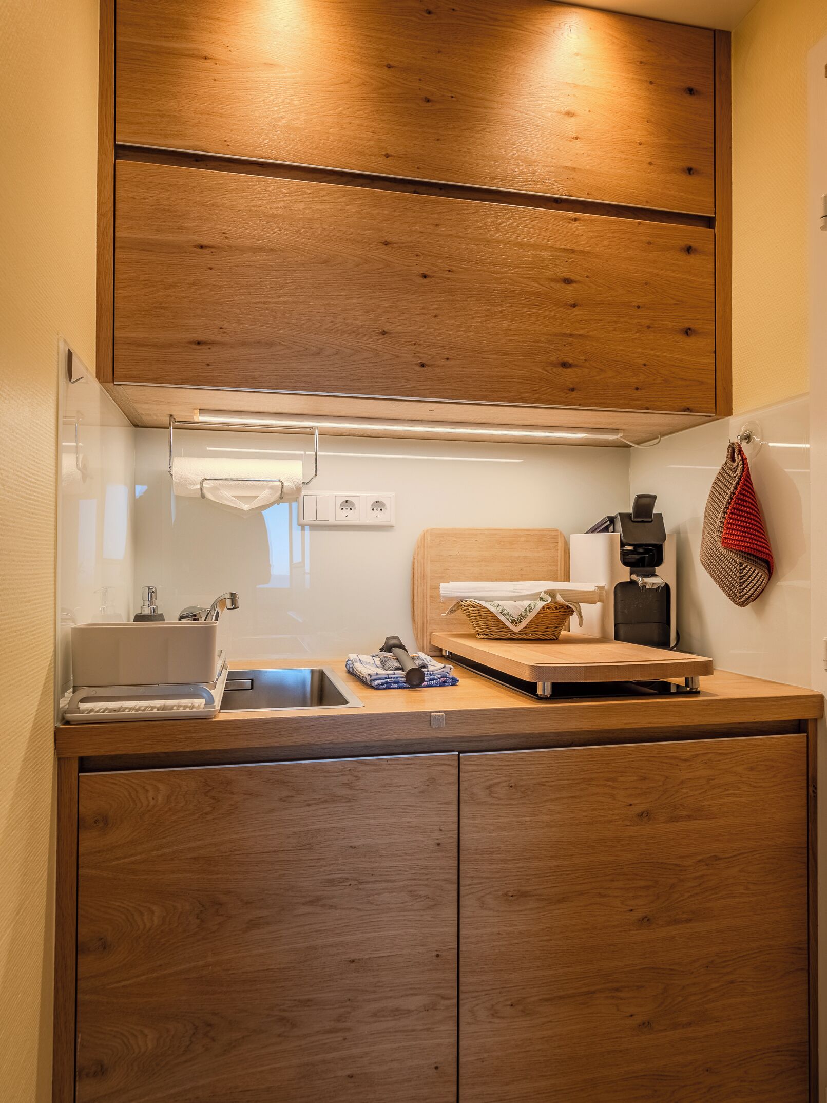 Kylskåp, spishäll, kaffe- och tebryggare och brödrost