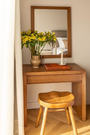3 slaapkamers, een bureau, een strijkplank/strijkijzer, reisbedje