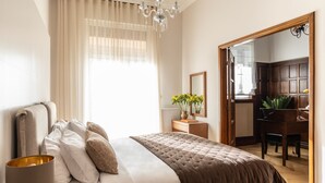 Een slaapkamer met een bed, nachtkastje en spiegel.