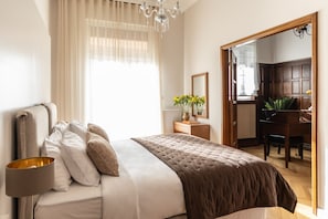 3 bedrooms, desk, iron/ironing board, travel cot - Kolonaki Chic Haven - A Downtown Retreat (Athina)