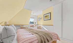 1 chambre, fer et planche à repasser, lit de bébé portatif