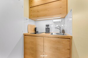 Kühlschrank, Herdplatte, Wasserkocher mit Kaffee-/Teezubehör, Toaster