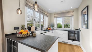 Geladeira, fogão, cooktop, lava-louças