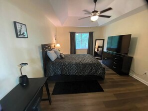 Schreibtisch, Bügeleisen/Bügelbrett, kostenloses WLAN, Bettwäsche