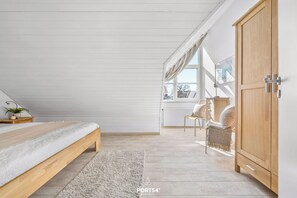 Travel cot, free WiFi