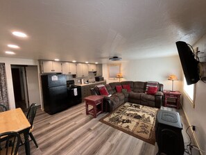 Fernseher, Kamin, Bücher