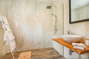 Douche, sèche-cheveux, serviettes fournies