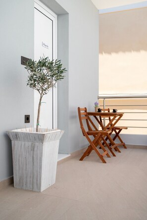 Outdoor dining - Calliope's Rhapsody Luxury Apt-Center of Rhodes (Rodos)