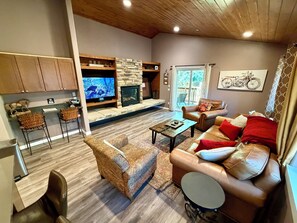 Smart TV, fireplace - Cozyville Cabin: Quiet Getaway, Built 2019 (Big Bear)