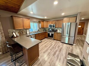 Fridge, microwave, oven, stovetop - Cozyville Cabin: Quiet Getaway, Built 2019 (Big Bear)