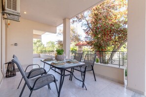 Outdoor dining - Mike's House in Kremasti near the Beach Rhodes (Kremasti)