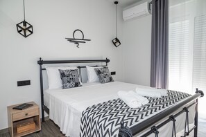 1 bedroom, desk, iron/ironing board, travel cot - Calliope's Wisdom Luxury Apt-Center of Rhodes (Rodos)