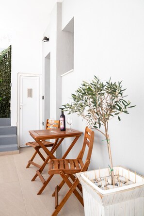 Outdoor dining - Calliope's Wisdom Luxury Apt-Center of Rhodes (Rodos)