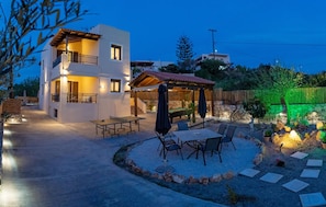 Outdoor dining - Anelia Serene Villa (Sfakaki)