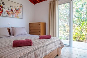 2 bedrooms, iron/ironing board, travel cot, free WiFi - Ibiscus Cottage in Paradisi near the Beach (Paradeisi)