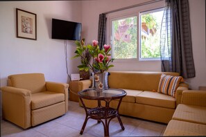 TV - Ibiscus Cottage in Paradisi near the Beach (Paradeisi)