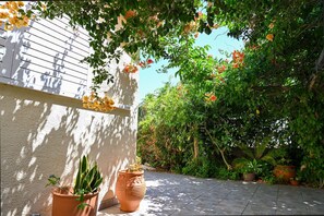 Property grounds - Ibiscus Cottage in Paradisi near the Beach (Paradeisi)