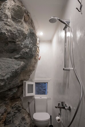 Shower, hair dryer, towels - KYON Beach Suite-C 2min by the sea Skilos, Kythnos (Skilos)
