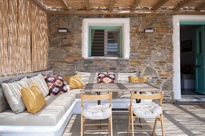 Outdoor dining - KYON Beach Suite-C 2min by the sea Skilos, Kythnos (Skilos)