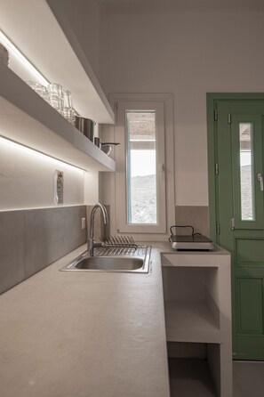 Refrigerador, cafetera y tetera y condimentos 