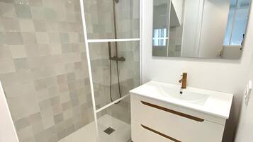 Shower, hair dryer, towels