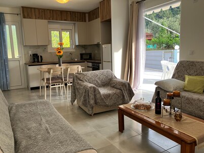 Kamena Home Apartment in Kamena Vourla