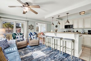 Living area - Tybee Dream: 2 Bed 2 Bath Condo w/ rooftop Pool (Tybee Island)