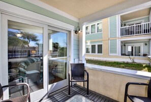 Terrace/patio - Tybee Dream: 2 Bed 2 Bath Condo w/ rooftop Pool (Tybee Island)