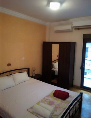 2 bedrooms, iron/ironing board, free WiFi, bed sheets - ALPHA OMEGA   suite (ΑΩ) (Thessaloniki)