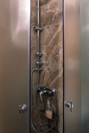 Shower, hair dryer, towels - ALPHA OMEGA   suite (ΑΩ) (Thessaloniki)