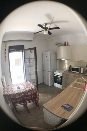 Fridge, microwave, oven, coffee/tea maker - ALPHA OMEGA   suite (ΑΩ) (Thessaloniki)