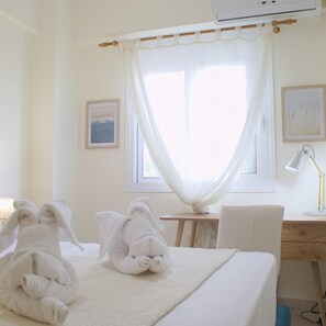 2 bedrooms, desk, iron/ironing board, free WiFi - D&A Sea Breeze next to the sea (Anatolikos Sinikismos)