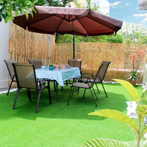 Outdoor dining - D&A Sea Breeze next to the sea (Anatolikos Sinikismos)