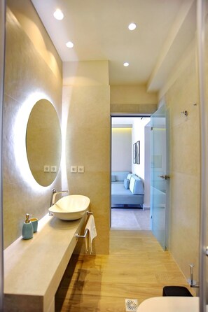 Shower, hair dryer, towels - Suite Mariengela - Demar Suites (Vlicho)