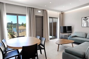 TV - Suite Christina - Demar Suites (Vlicho)