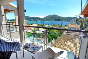 Outdoor dining - Suite Christina - Demar Suites (Vlicho)