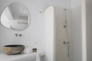 Shower, hair dryer, towels - Tinos Portraits Exo Meria (Exomvourgo)