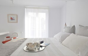 3 slaapkamers, een strijkplank/strijkijzer, reisbedje, gratis wifi