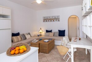 TV - Akrotiri, Tinos Town (Tinos)