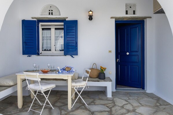 Outdoor dining - Akrotiri, Tinos Town (Tinos)