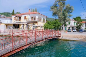 Un ponte rosso sopra un corso d'acqua, con edifici su entrambe le sponde.