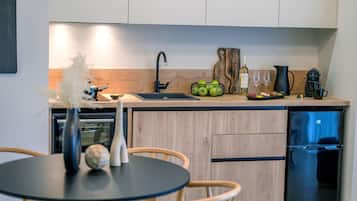 Coffee/tea maker, fridge, oven, stovetop